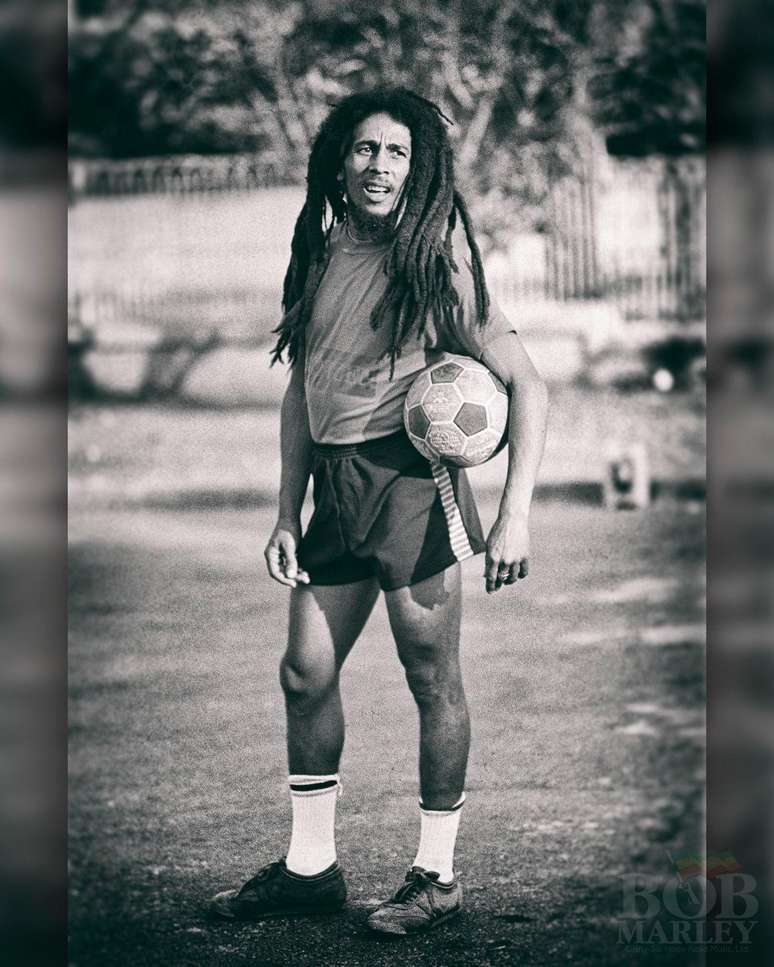 Apaixonado pelo futebol, Bob Marley incentivando a cidade de garotos na Jamaica e Santos no Brasil