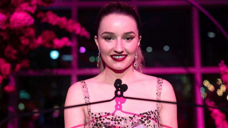 A atrix Kaitlyn Dever interpreta Belle Gibson, que usava suas redes sociais para propagar a ideia de que suas dietas a curaram de uma doença terminal
