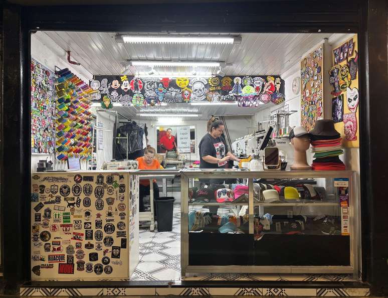 Lojas na Galeria do Rock, em S&atilde;o Paulo, personalizam bon&eacute;s