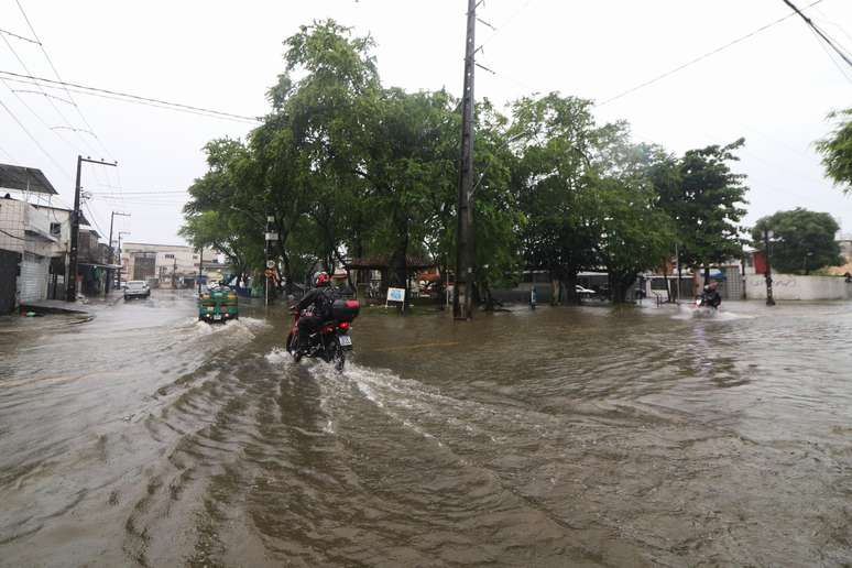 Vista de avenida alagada na Zona Oeste de Recife (PE) por conta das fortes chuvas nesta quarta-feira (5)