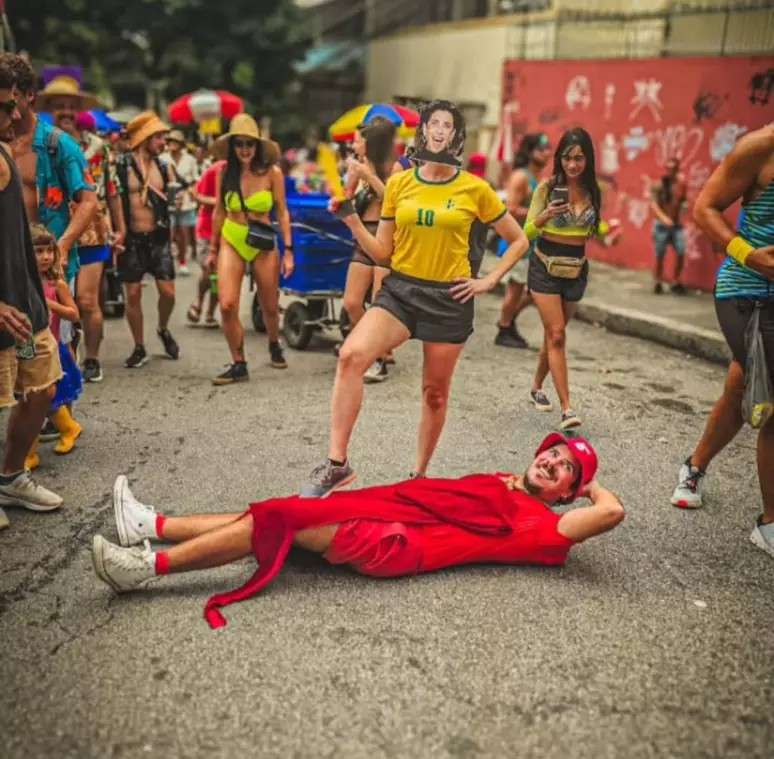 Fernanda Torres e tapete vermelho são ideias de fantasias para os blocos de rua