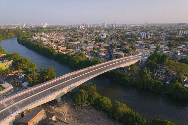 Ponte Engenheiro Jaime Gusmão liga a Iputinga, onde Vera mora, ao bairro Monteiro, cruzando o Rio Capibaribe, em Recife.