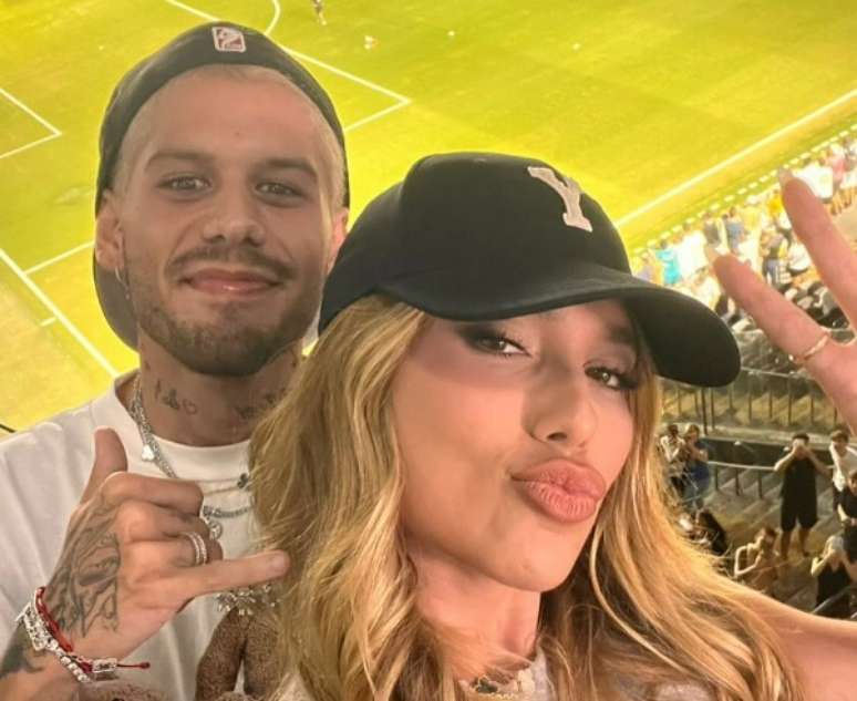 Virginia e Zé Felipe marcam presença na Vila Belmiro, em jogo que marca volta de Neymar para o Santos.