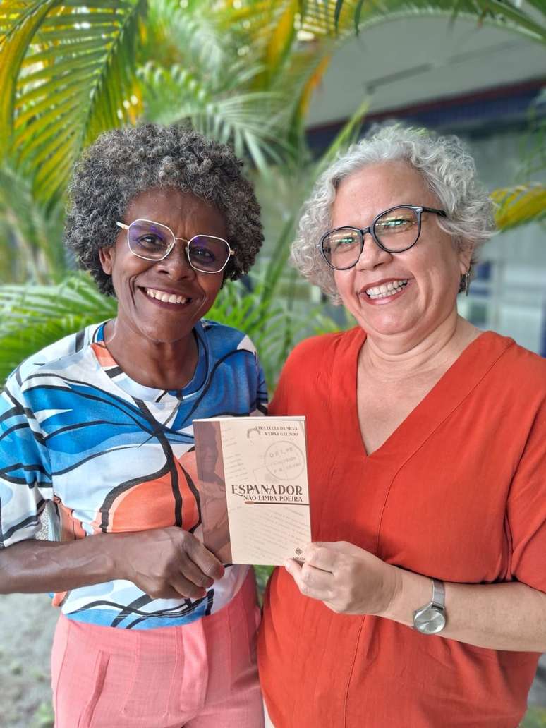Vera Lúcia da Silva, faxineira, e Wedna Galindo, professora. Dupla trabalhou duro para escrever o livro.