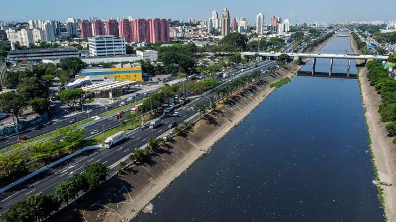 Extensión del río Tietê, en el área de la capital en Sao Paulo; 12 municipios deben verse afectados por el proyecto.