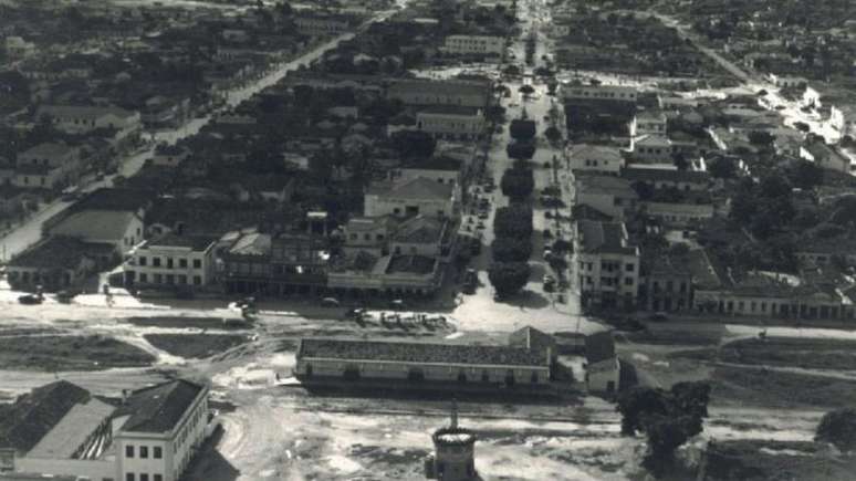 Imagem aérea de Governador Valadares em 1910, ano em que foi construída a Estrada de Ferro Vitória a Minas