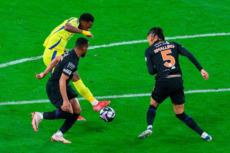 Jhon Dur&aacute;n finaliza para fazer o primeiro de seus dois gols no triunfo por 3 a 0 do Al-Nassr sobre o Al-Feiha &ndash; Divulga&ccedil;&atilde;o / Al Nassr