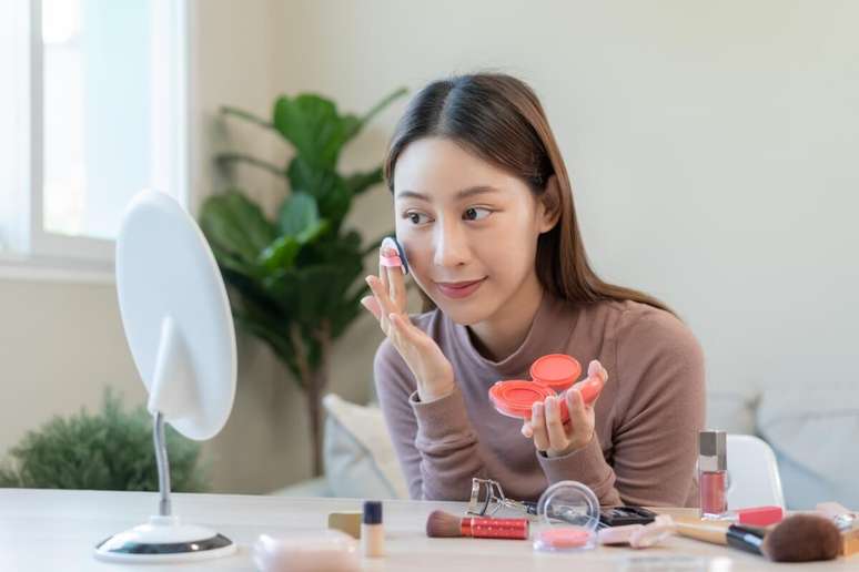 O grande atrativo do blush cintilante &eacute; a sua versatilidade para criar visuais 