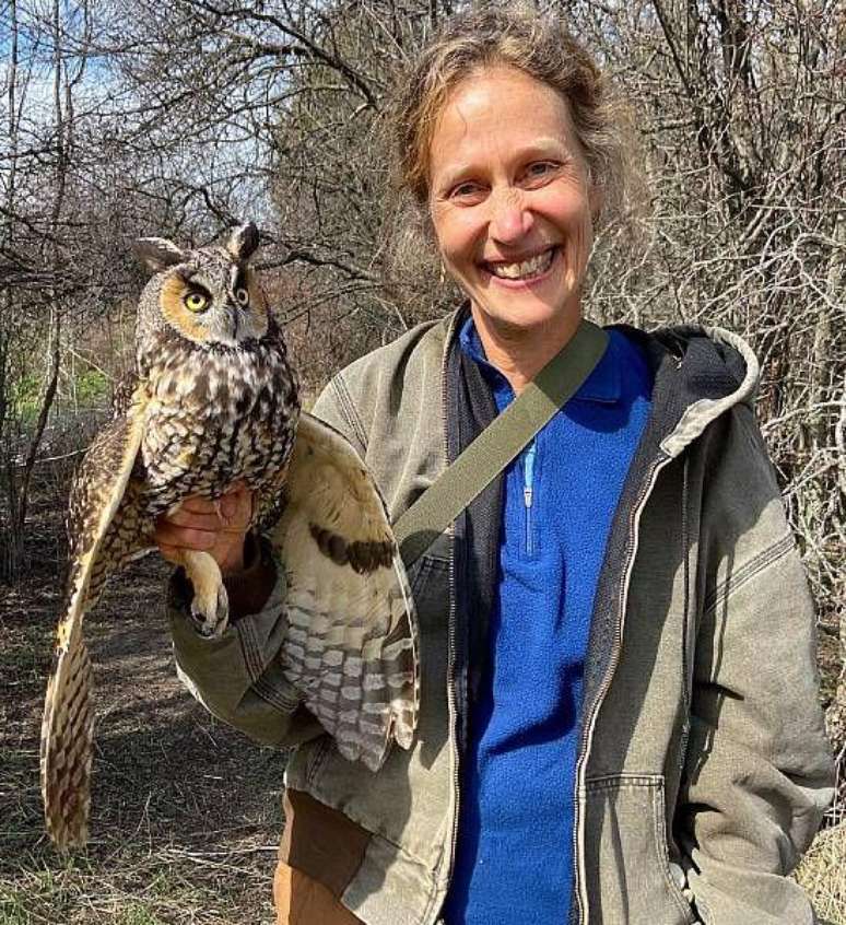 Ackerman com uma coruja-pequena (Asio otus) no Owl Research Institute em Montana, nos EUA