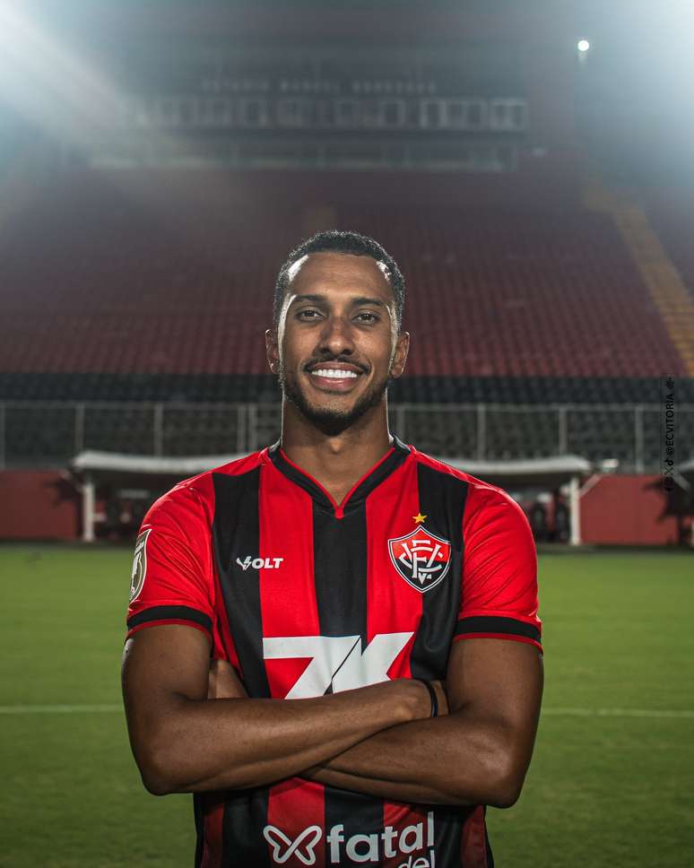Lucas Braga é anunciado no Vitória. 