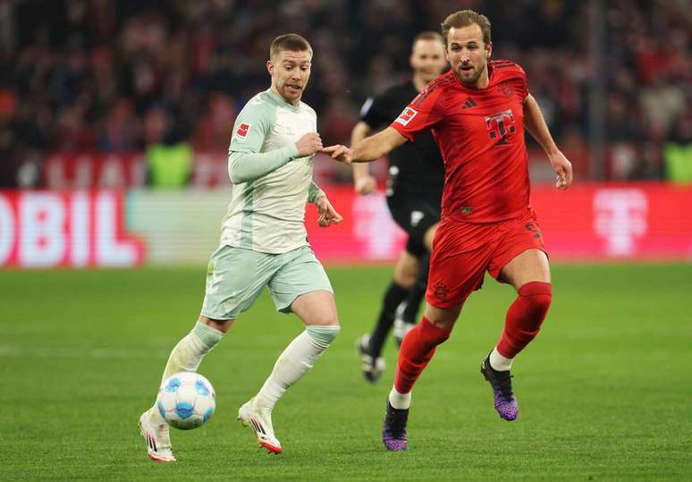 Kane disputa jogada com jogador do Werder Bremen &ndash;