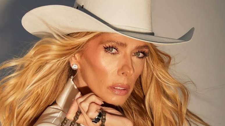 Adriane Galisteu is hospitalized after landing in Brazil