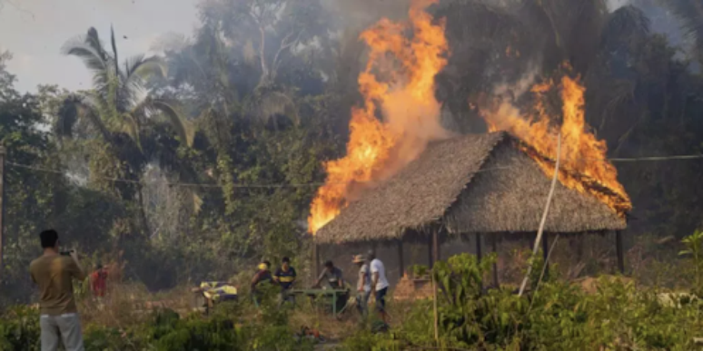 Nos últimos anos, com as mudanças climáticas e a falta de fiscalização, a gravidade das queimadas em áreas indígenas como a dos territórios Xavante do Mato Grosso têm aumentado muito. Para o o gestor ambiental Paulo Cipassé Xavante, se não houver auxílio de tecnologias de monitoramento como drones e satélites, territórios como o dele serão destruídos novamente pelo fogo, quando chegar a temporada das queimadas.