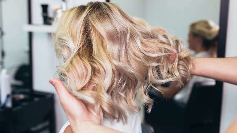 Os cuidados com cabelo pintado são muito importantes para não acabar ficando com a cor desbotada em pouco tempo