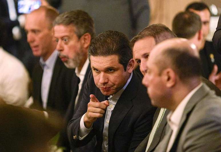 Hugo Motta em jantar oferecido pelo presidente nacional do Republicanos, Marcos Pereira, e o presidente estadual do Progressistas, deputado Mauricio Neves.