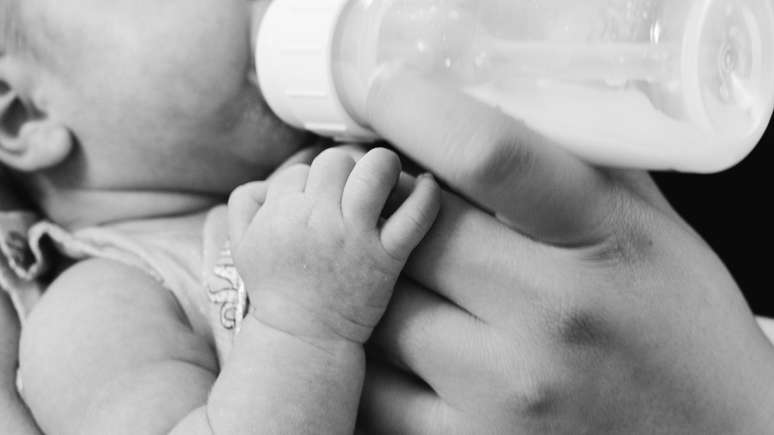 Alerta! Criança de 2 anos morre após cair da cama e engasgar com mamadeira