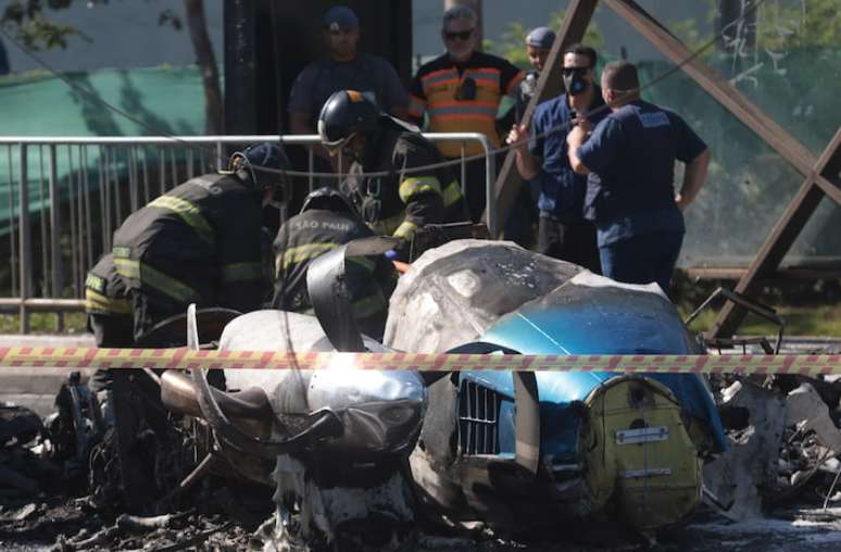WS SÃO PAULO 0/02/2025 - QUEDA AVIÃO- CIDADE Avião de pequeno porte cai na Barra Funda, em SP, e mata 2; ônibus e carros pegam fogo. Acidente ocorreu no meio da Avenida Marques de São Vicente, logo após aeronave decolar do Campo de Marte -