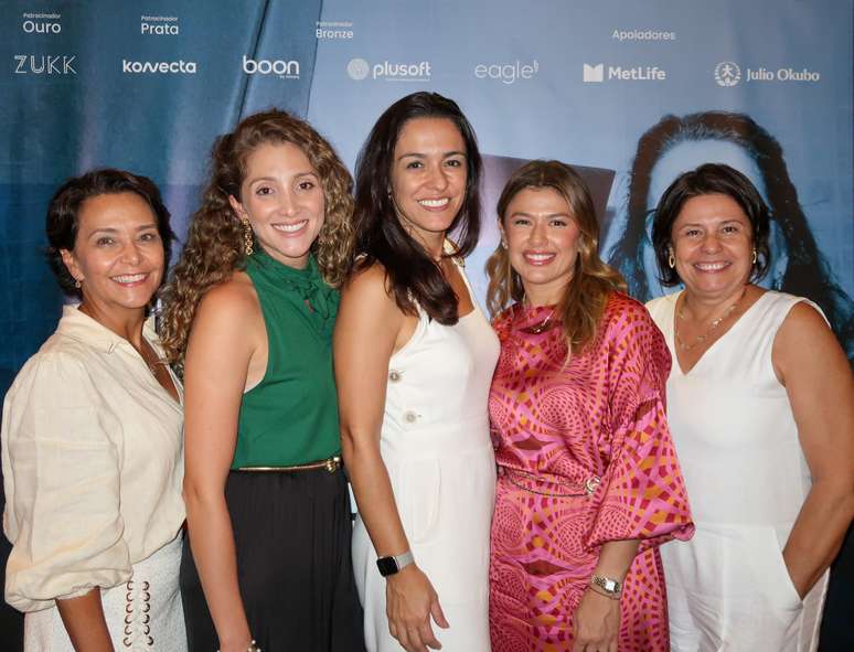 Elisa Carvalho, Daniela Padr&atilde;o, Mariana Marques, Brenda Maia e Cris Gomes 