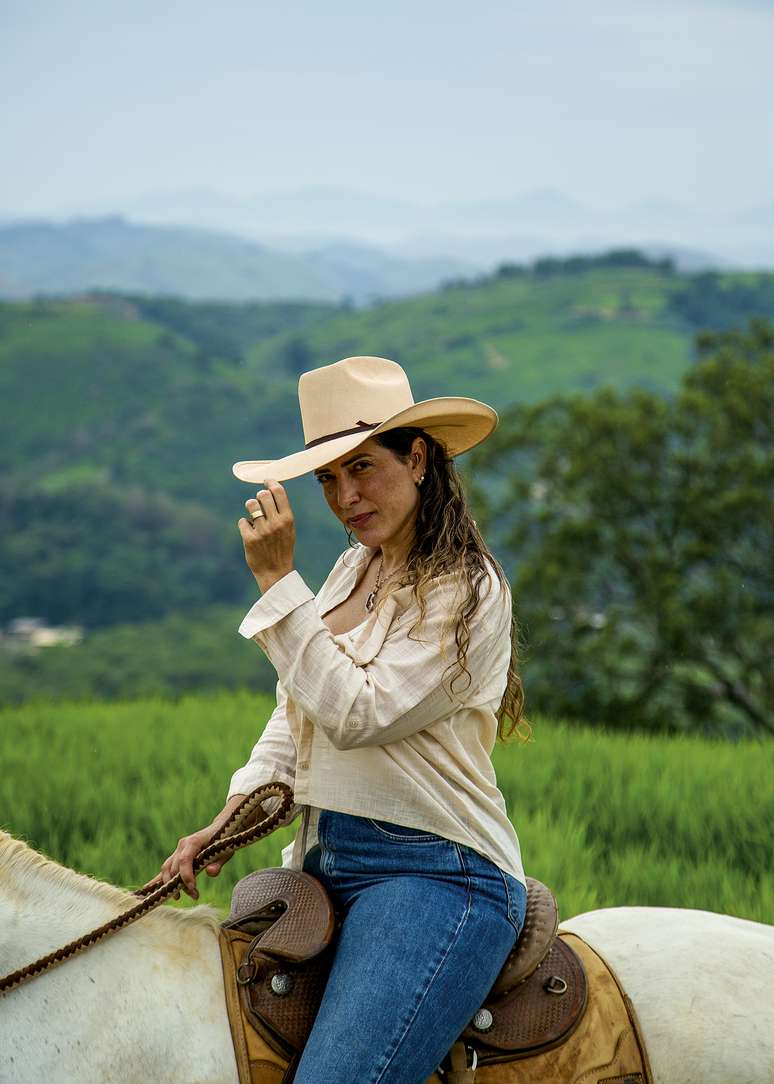 &Agrave; frente do s&iacute;tio Terra &Aacute;gape, no interior do Rio, Paula valoriza trabalho e bem-estar -