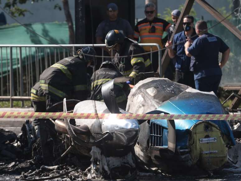 Um avião de pequeno porte caiu na Avenida Marquês de São Vicente, na Barra Funda, zona oeste de São Paulo, na manhã desta sexta-feira, 7.