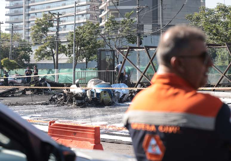 Um avião de pequeno porte caiu na Barra Funda, zona oeste de São Paulo, na manhã desta sexta- feira, 7. 