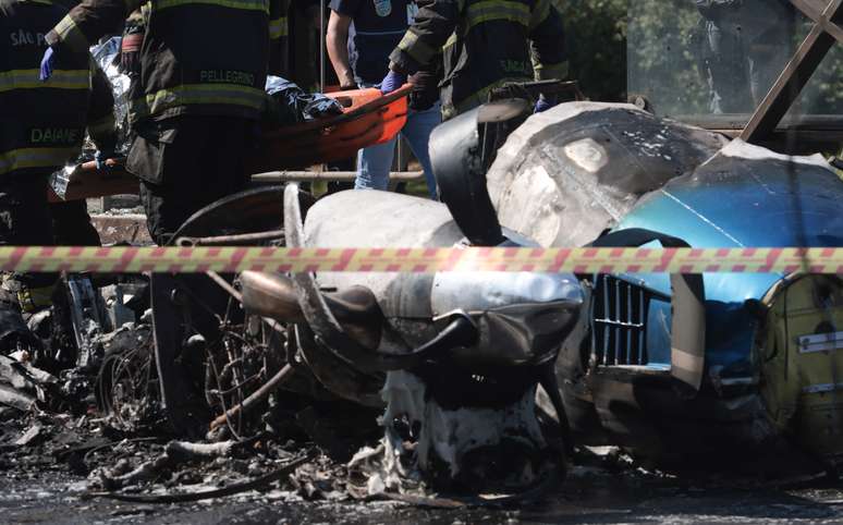 Um avião de pequeno porte caiu na Barra Funda, zona oeste de São Paulo, na manhã desta sexta- feira, 7. 