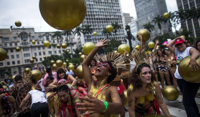 Foliões de divertem nos blocos de rua. 