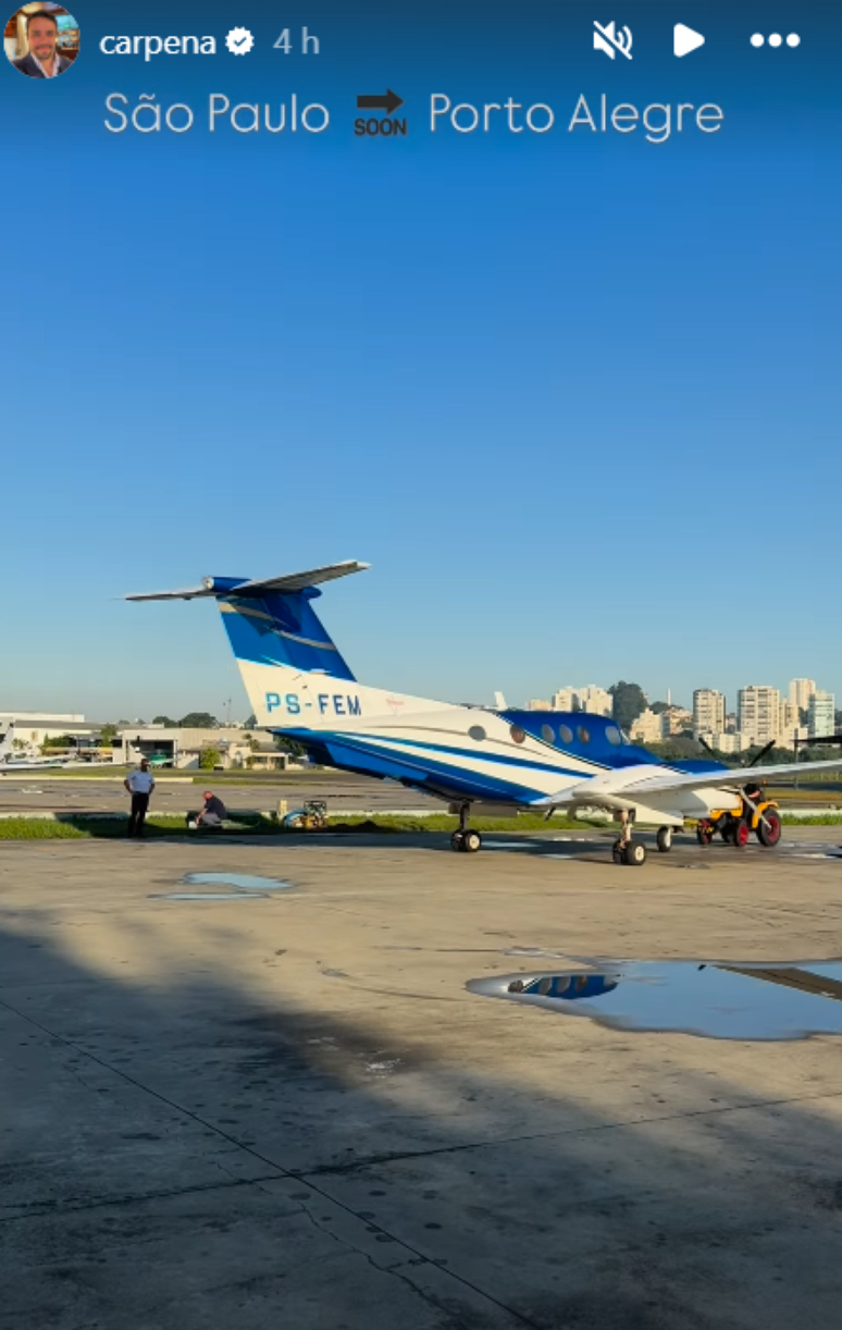 A história feita de carcenener antes de entrar em um pequeno avião