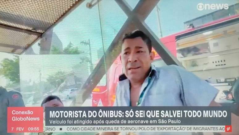 Abalado, o motorista do ônibus não gostou da insistência da repórter em fazer perguntas