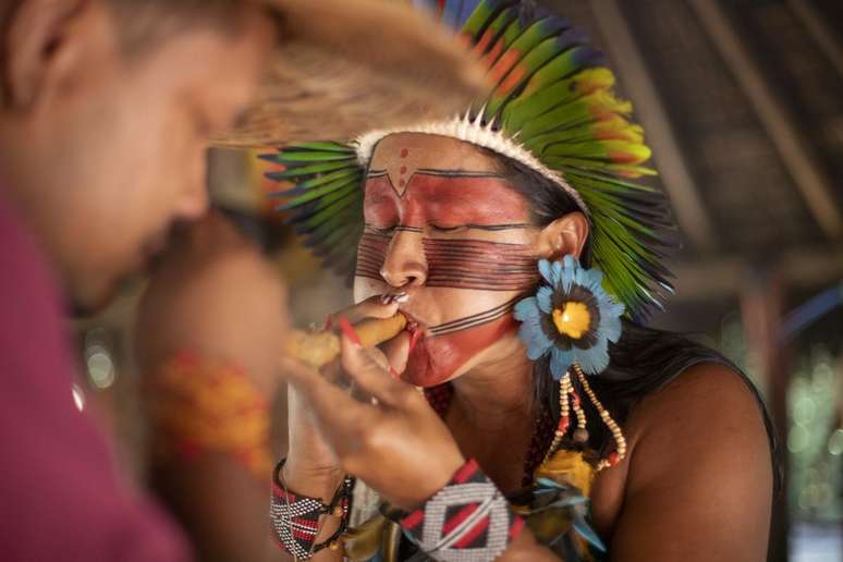 Ind&iacute;gena na aldeia patax&oacute;, Bahia.