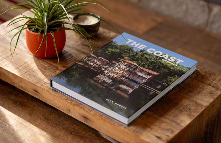 Livro vira um objeto est&eacute;tico e decora mesas de centro das casas e apartamentos de quem curte arte. Em ingl&ecirc;s, &eacute; &ldquo;coffee table book&rdquo;.