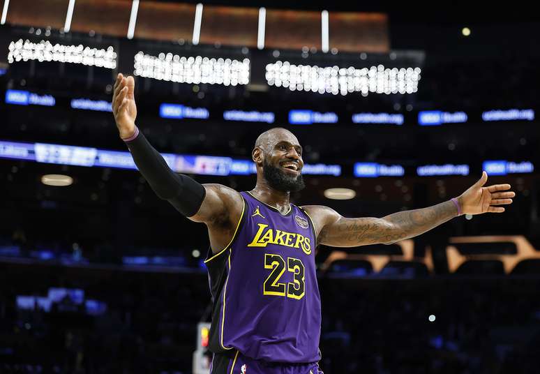 LeBron James em partida contra os Warriors nesta quinta-feira, 6.
