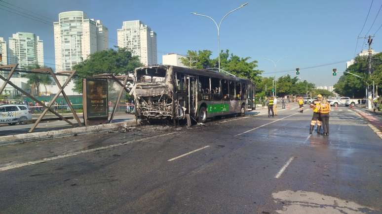 &Ocirc;nibus foi atingido por destro&ccedil;os de avi&atilde;o que caiu em SP