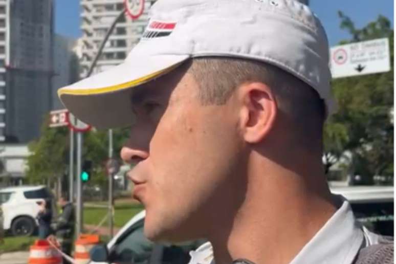 O tenente da PM Jefferson de Souza afirmou que cinco pessoas que estavam no ponto ou dentro do &ocirc;nibus tiveram ferimentos leves