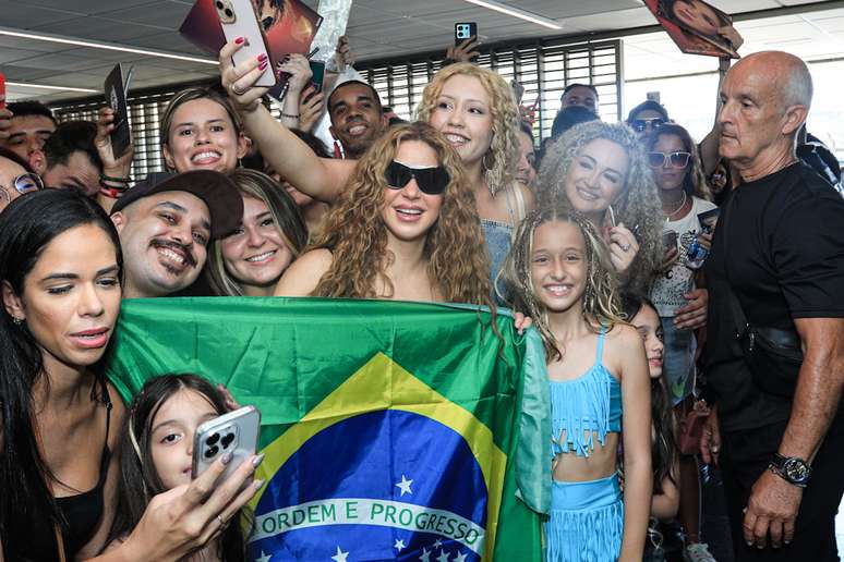 Shakira desembarca no Brasil para nova turnê