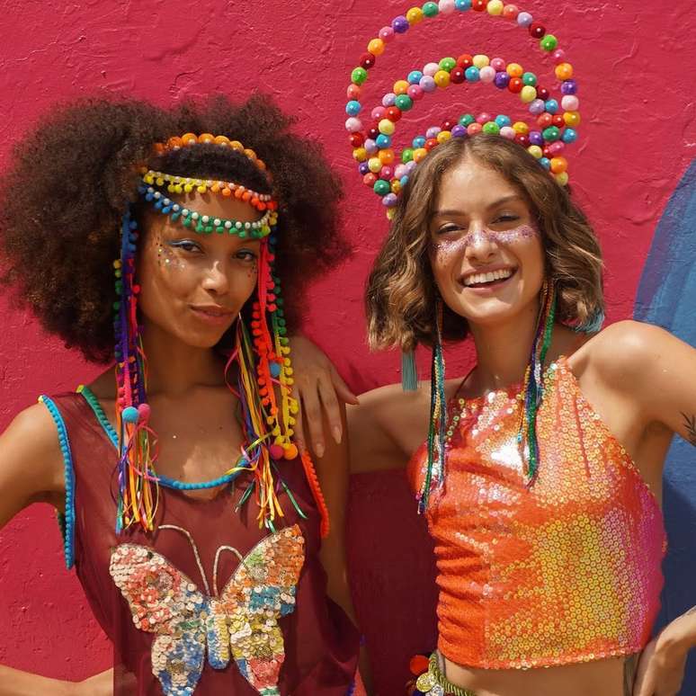Tiaras de carnaval da loja Purpurinárias