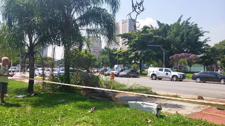 Destroços de avião de pequeno porte que caiu na Barra Funda, zona oeste de São Paulo, nesta sexta-feira, 7.