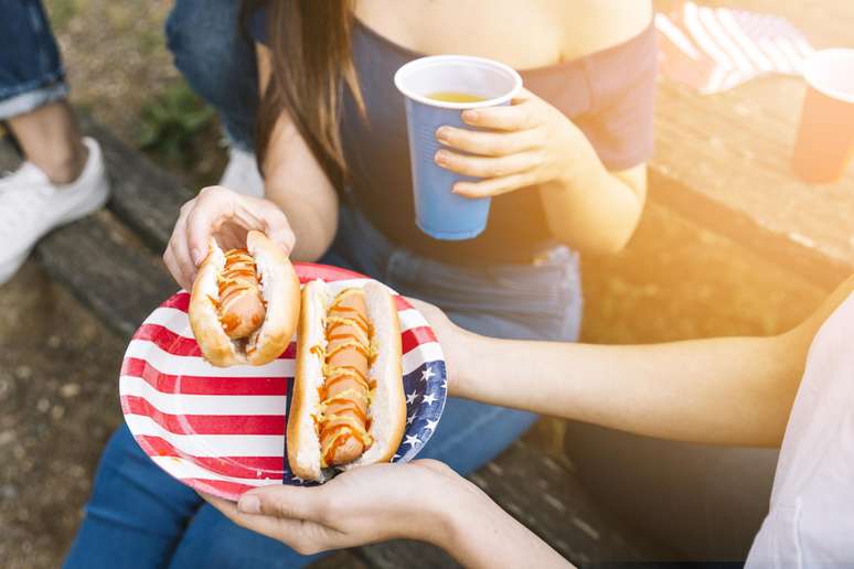 Amigos comendo cachorro-quente