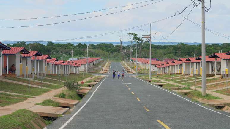As casas em Isberyala são todas pré-fabricadas em tons de amarelo e branco.