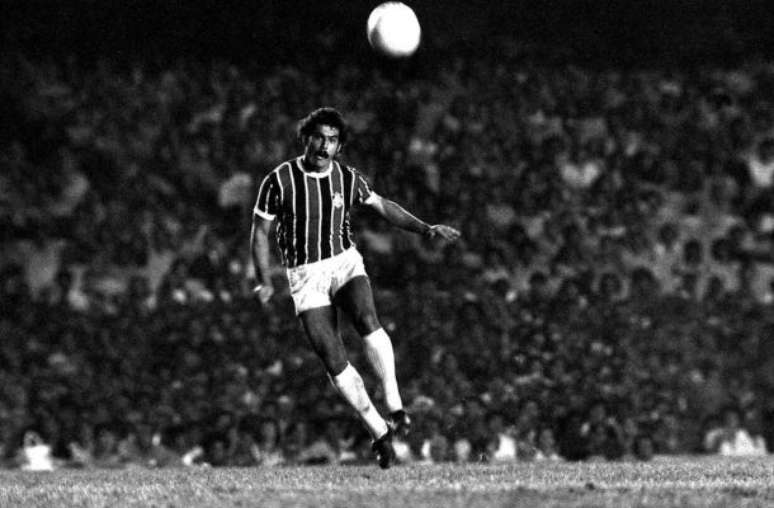 - Foto; Arquivo/Flu-Memória - Legenda: Rivellino em ação com a camisa do Fluminense, onde se tornou ídolo