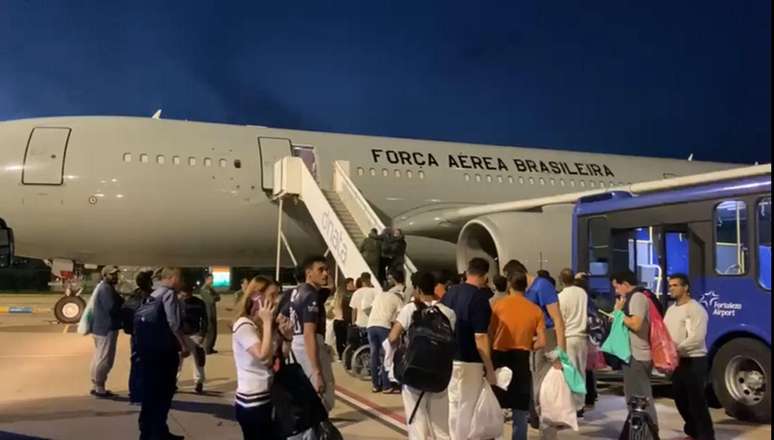 De acordo com um grupo de brasileiros deportados dos Estados Unidos desde o início da administração de Trump, ele desembarcou em Ceará na sexta -feira (7/2) e foi levado para um avião de Fab para Belo Horizonte