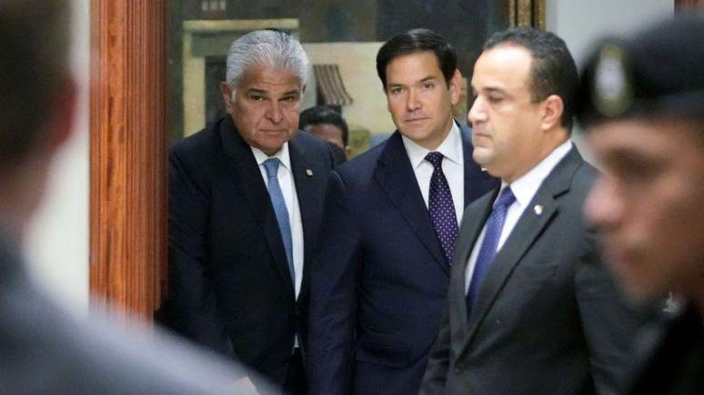 A maior tensão da viagem aconteceu no Panamá, onde Rubio pediu ao presidente José Raúl Mulino (à esquerda) que mudasse a situação do Canal do Panamá