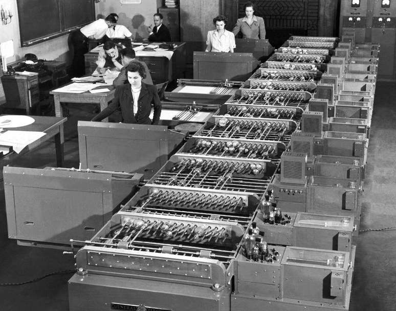 Um analisador diferencial como o concebido por Bush e seus alunos na década de 1920, aqui no Centro de Pesquisa da U.C.L.A. em Nova York, entre 1945 e 1955