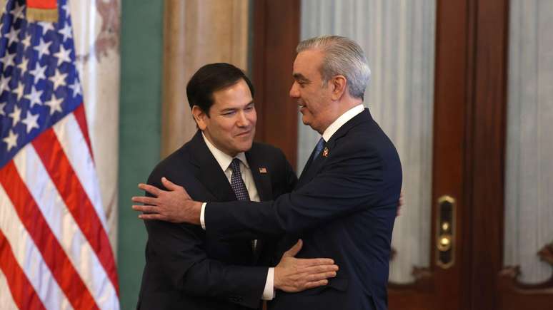 Os Estados Unidos reconhecem Luis Abinader (à direita), presidente da República Dominicana, como um de seus principais aliados na região