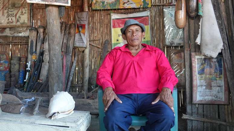 Delfino, um dos poucos que ficaram na ilha, tem um pequeno museu com ferramentas e instrumentos Guna.