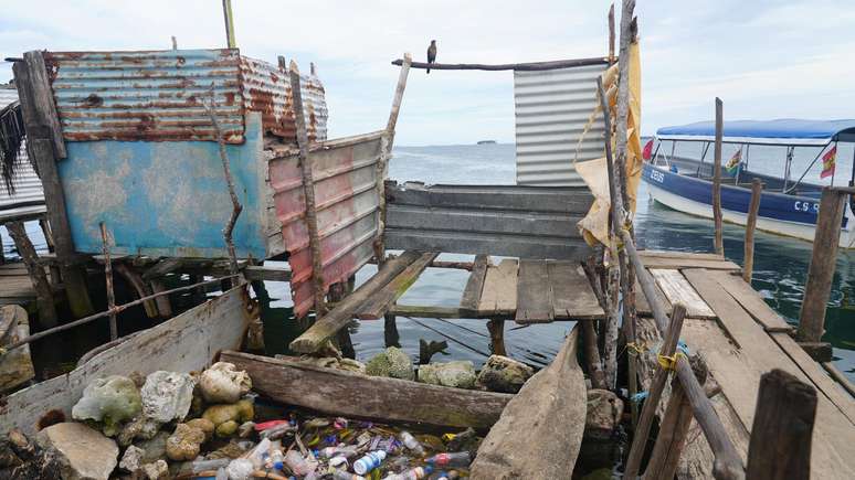 Os habitantes de Gardi Sugdub constroem plataformas com buracos à beira-mar para se aliviarem.