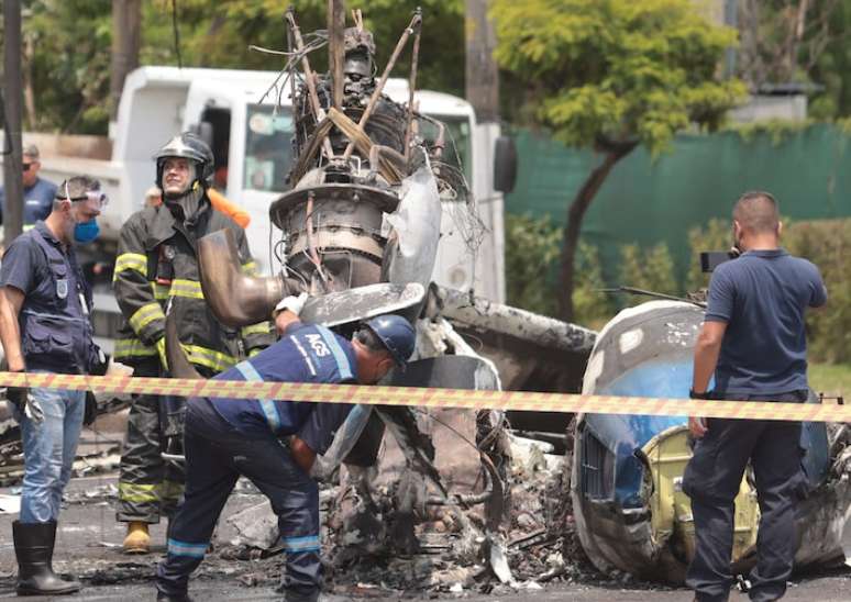 Avião caiu na Avenida Marquês de São Vicente e atingiu ônibus