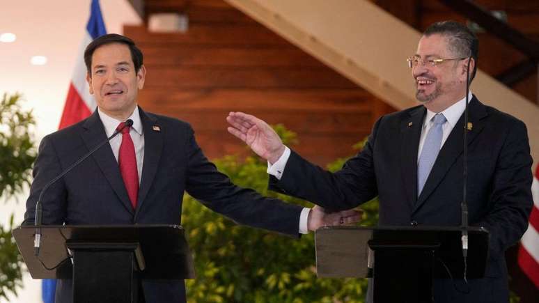 Analistas interpretam o encontro entre Rubio e o presidente da Costa Rica, Rodrigo Chaves (à direita), como uma visita de reconhecimento a um antigo aliado
