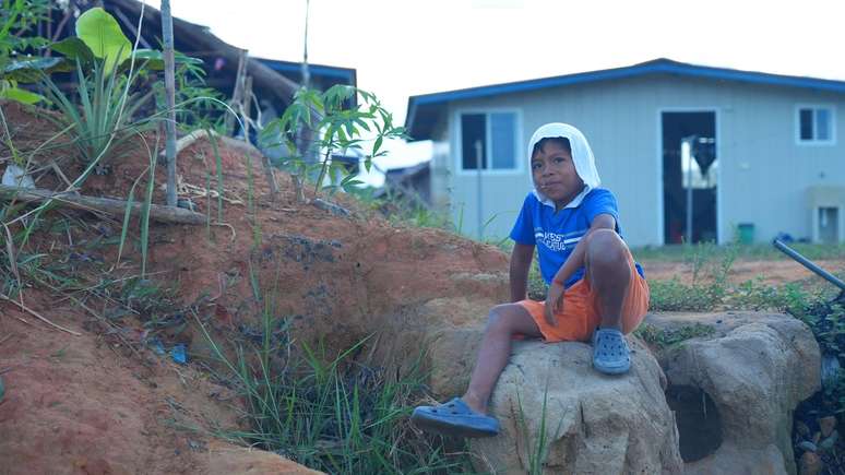 Jerson (8 anos de idade) passa horas jogando futebol no espaço atrás de sua casa.