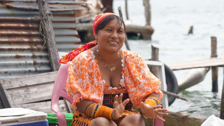 Yanisela retorna à ilha sempre que a favela não tem mais água.